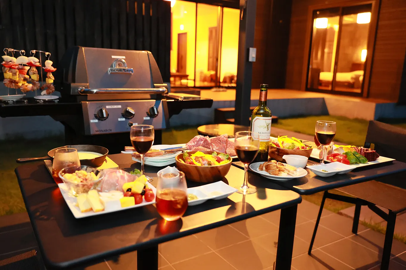 ヴィラの部屋の外にいる犬