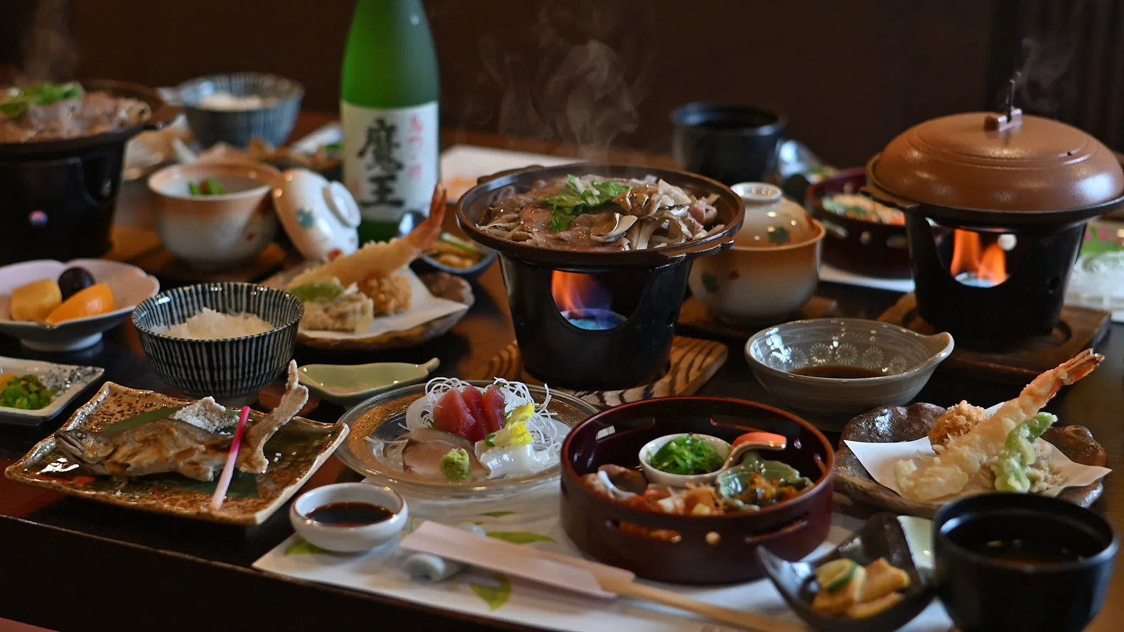 ヴィラの部屋の中にいる犬